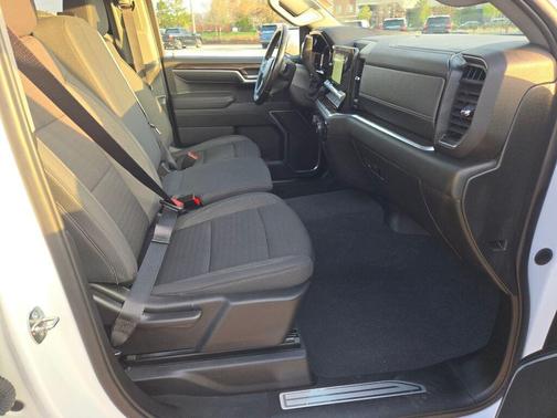 Summit White 2022 Chevrolet Silverado 1500 LT