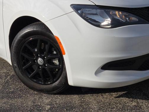Bright White Clearcoat 2024 Chrysler Voyager LX