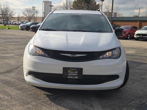 Bright White Clearcoat 2024 Chrysler Voyager LX