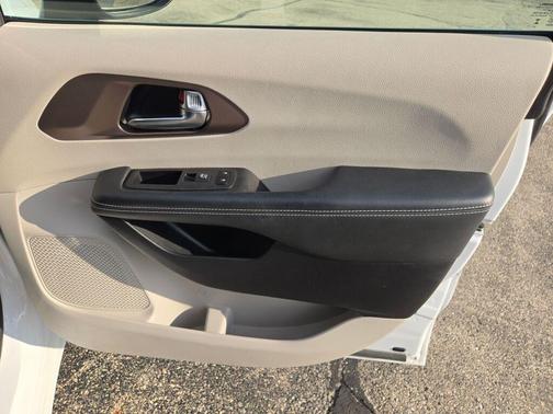 Bright White Clearcoat 2024 Chrysler Voyager LX