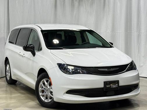 Bright White Clearcoat 2024 Chrysler Voyager LX