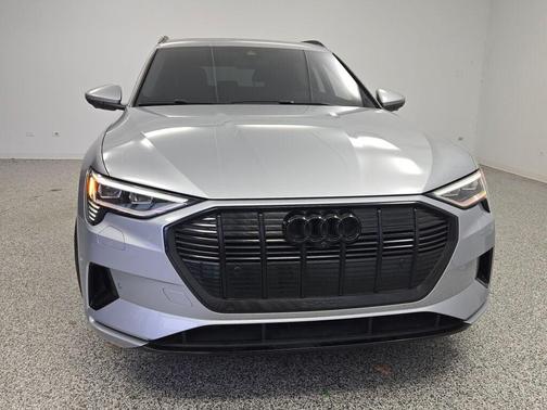 2022 Audi e-tron Premium Plus