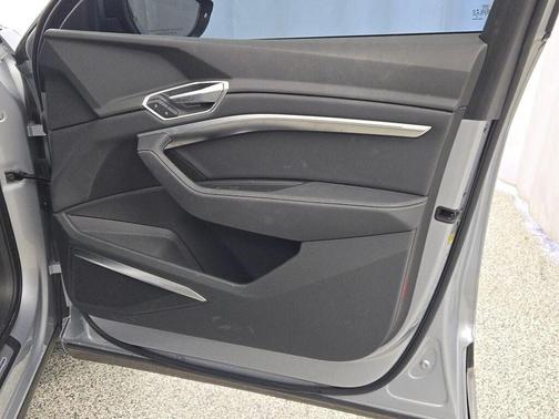 2022 Audi e-tron Premium Plus