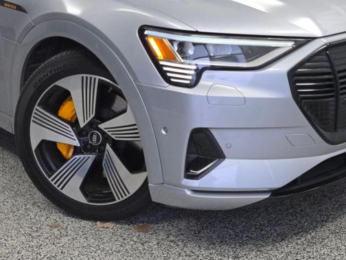 2022 Audi e-tron Premium Plus