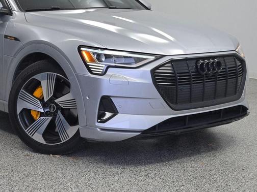 2022 Audi e-tron Premium Plus