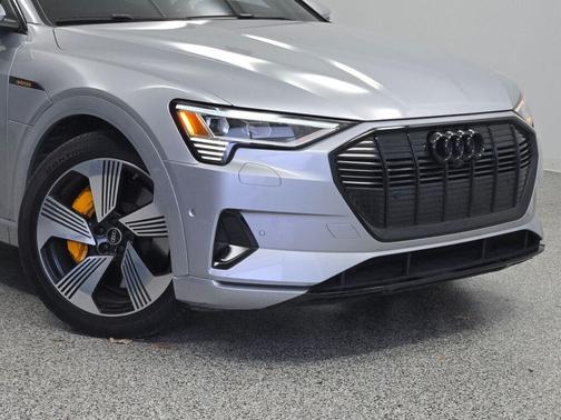2022 Audi e-tron Premium Plus