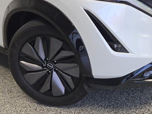 Everest White Pearl Tricoat 2024 Nissan ARIYA ENGAGE