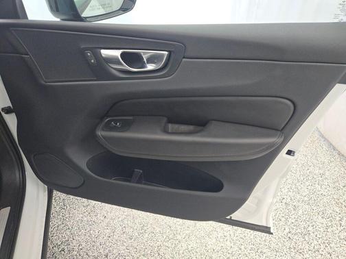 Crystal White Metallic 2025 Volvo XC60 B5 Plus