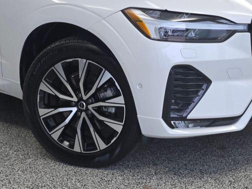 Crystal White Metallic 2025 Volvo XC60 B5 Plus