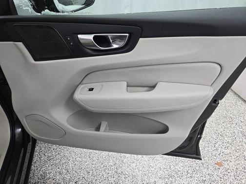 2023 Volvo XC60 B5 Plus Dark Theme