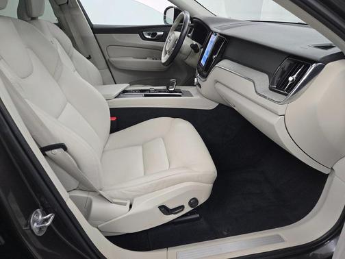 2023 Volvo XC60 B5 Plus Dark Theme