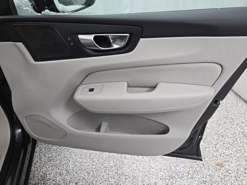 2023 Volvo XC60 B5 Plus Dark Theme