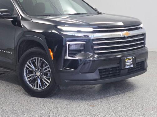 Mosaic Black Metallic 2024 Chevrolet Traverse LT