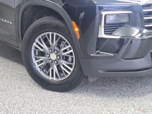 Mosaic Black Metallic 2024 Chevrolet Traverse LT