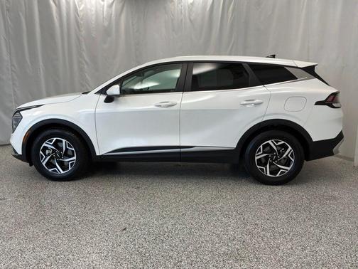 Snow White Pearl 2024 Kia Sportage LX