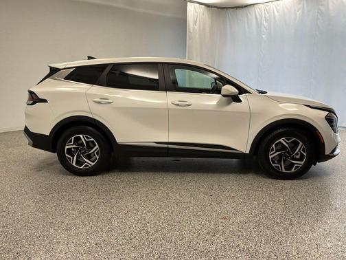 Snow White Pearl 2024 Kia Sportage LX