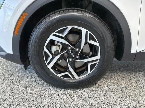 Snow White Pearl 2024 Kia Sportage LX