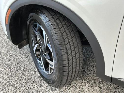 Snow White Pearl 2024 Kia Sportage LX