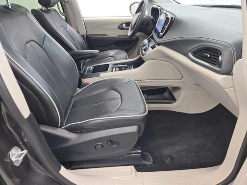 Granite Crystal Metallic Clearcoat 2022 Chrysler Pacifica Limited