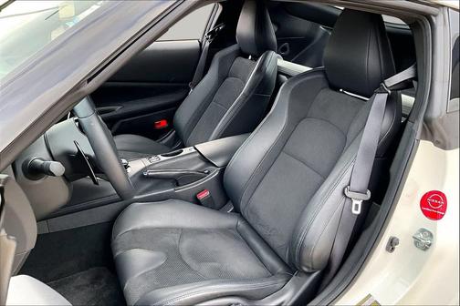 Pearl White Tricoat/Super Black 2025 Nissan Z Performance Automatic Transmission