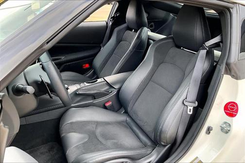 Pearl White Tricoat / Super Black 2025 Nissan Z Performance