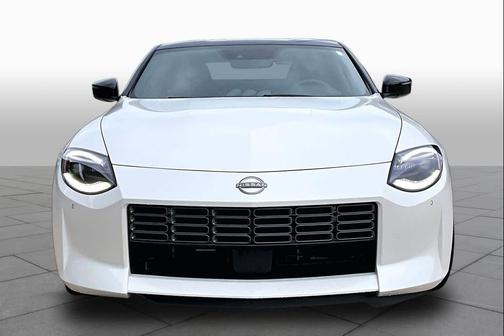 Pearl White Tricoat / Super Black 2025 Nissan Z Performance