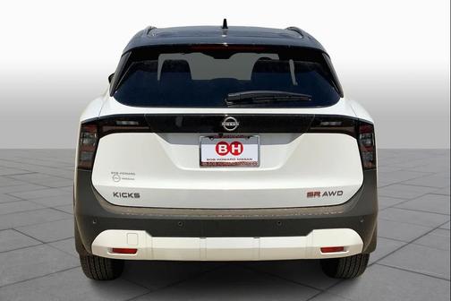 2t Wht Blk Roof 2025 Nissan Kicks SR
