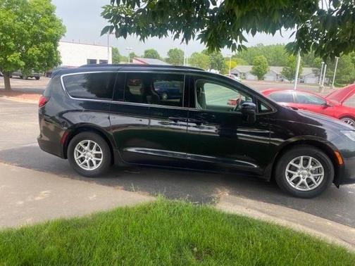Photo 2 of 26 of 2020 Chrysler Voyager LX