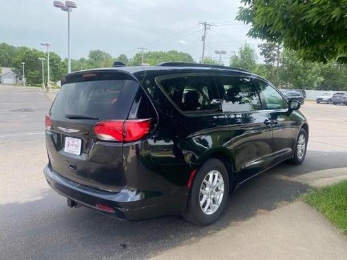 Photo 4 of 26 of 2020 Chrysler Voyager LX