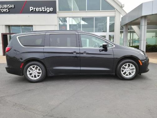 Photo 2 of 14 of 2020 Chrysler Voyager LX