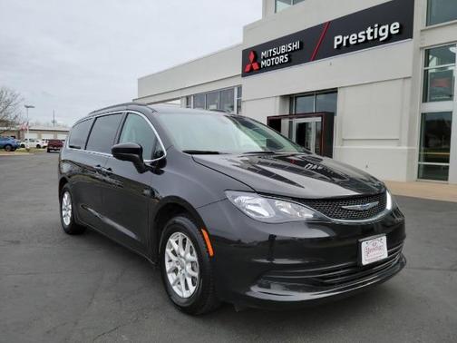 Photo 1 of 14 of 2020 Chrysler Voyager LX
