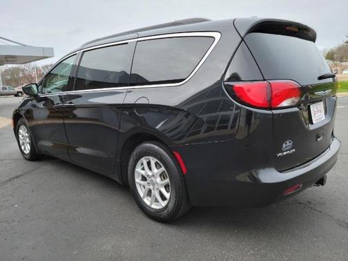 Photo 5 of 14 of 2020 Chrysler Voyager LX