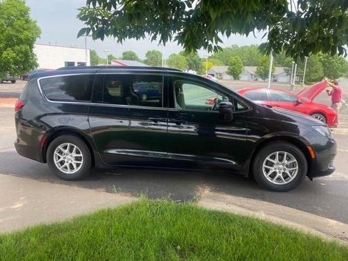 Photo 3 of 26 of 2020 Chrysler Voyager LX