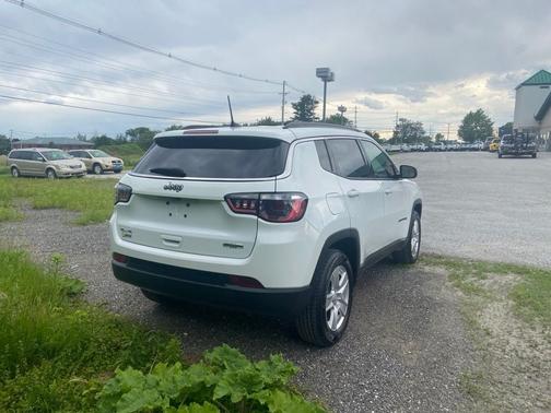 Bright White Clearcoat 2022 Jeep Compass Latitude