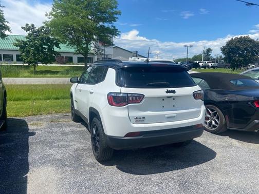 Bright White Clearcoat 2023 Jeep Compass Latitude