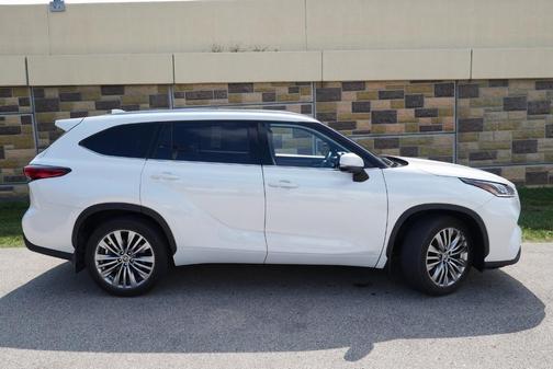 2023 Toyota Highlander Hybrid Platinum