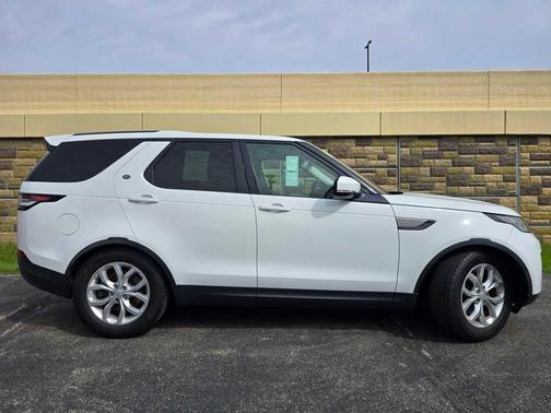 Fuji White 2017 Land Rover Discovery SE