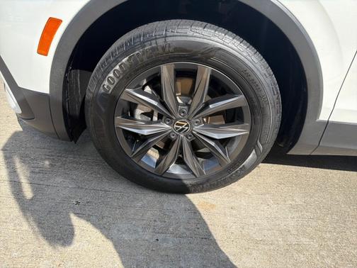 Opal White Pearl Effect 2023 Volkswagen Tiguan 2.0T SE