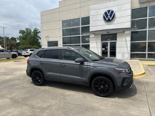 Pure Gray 2023 Volkswagen Taos 1.5T SE