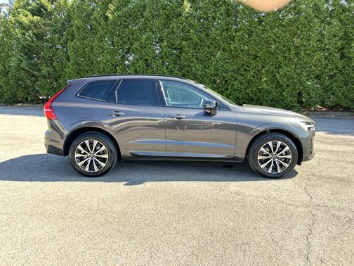 2024 Volvo XC60 B5 AWD Core Dark Theme