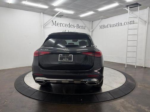 Graphite Gray Metallic 2026 Mercedes-Benz GLC 300 Base