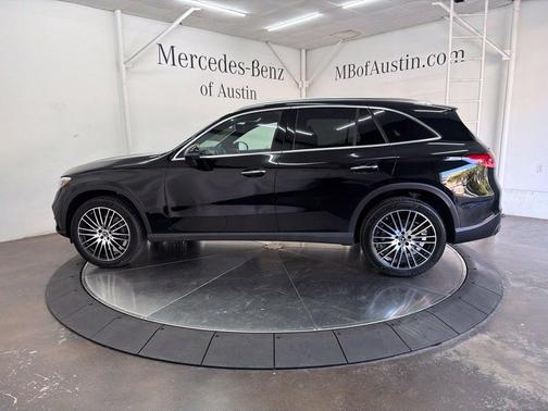 Black 2027 Mercedes-Benz GLC 300