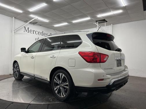 White 2017 Nissan Pathfinder Platinum