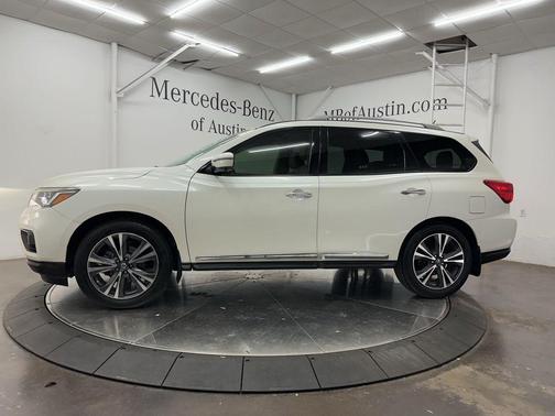 White 2017 Nissan Pathfinder Platinum