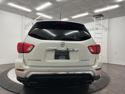 White 2017 Nissan Pathfinder Platinum