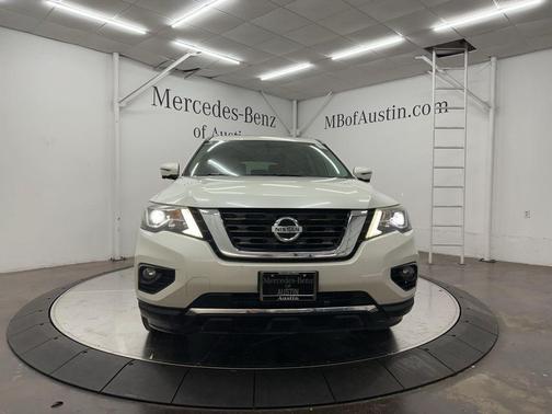 White 2017 Nissan Pathfinder Platinum