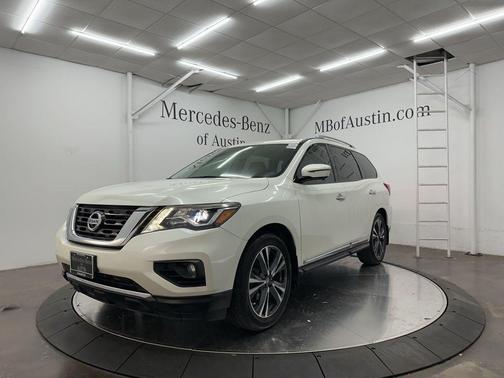 White 2017 Nissan Pathfinder Platinum