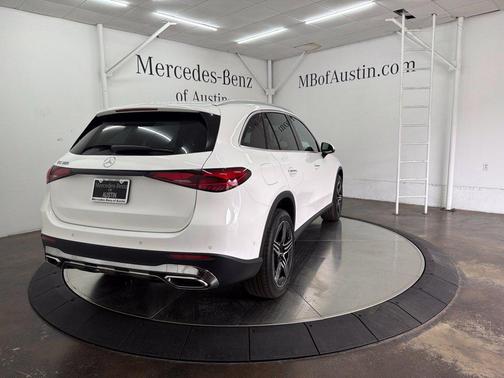 Polar White 2027 Mercedes-Benz GLC 300