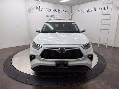 Pearl 2023 Toyota Highlander Hybrid LE