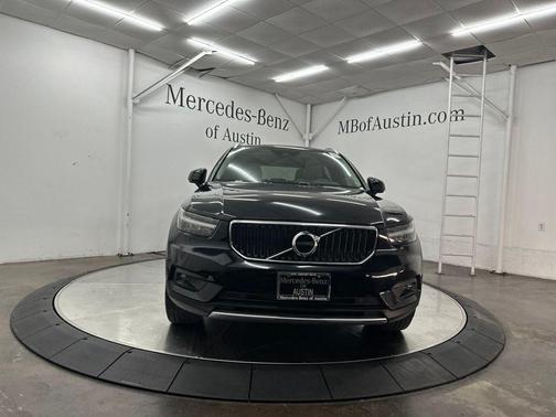 Onyx Black Metallic 2022 Volvo XC40 T5 Momentum